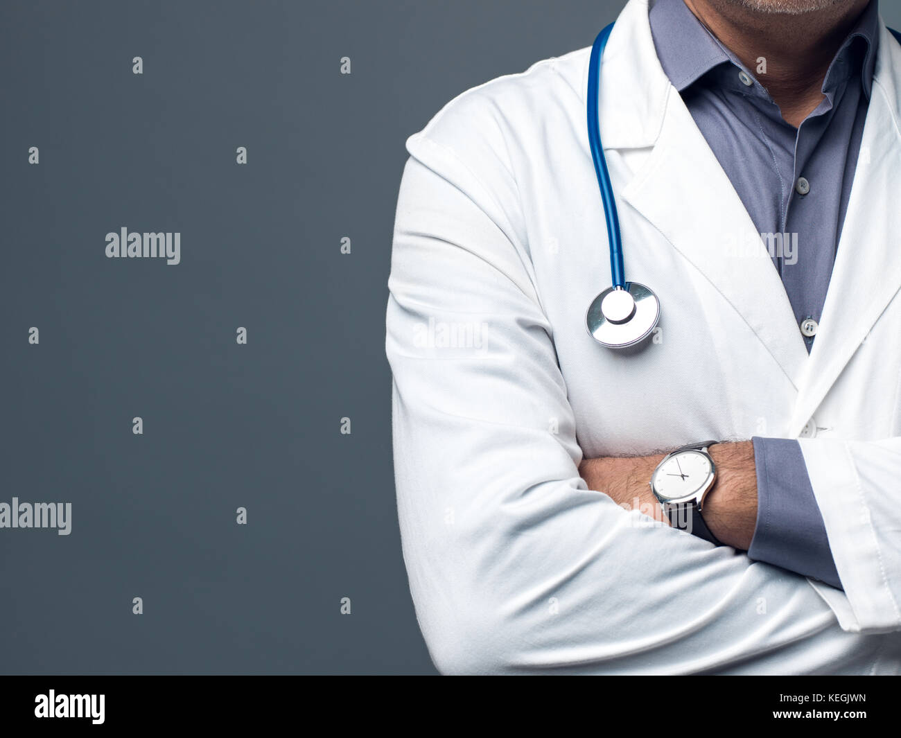 Zuversichtlich Arzt mit verschränkten Armen, medizinische Beratung und Krankenversicherung Konzept posing Stockfoto