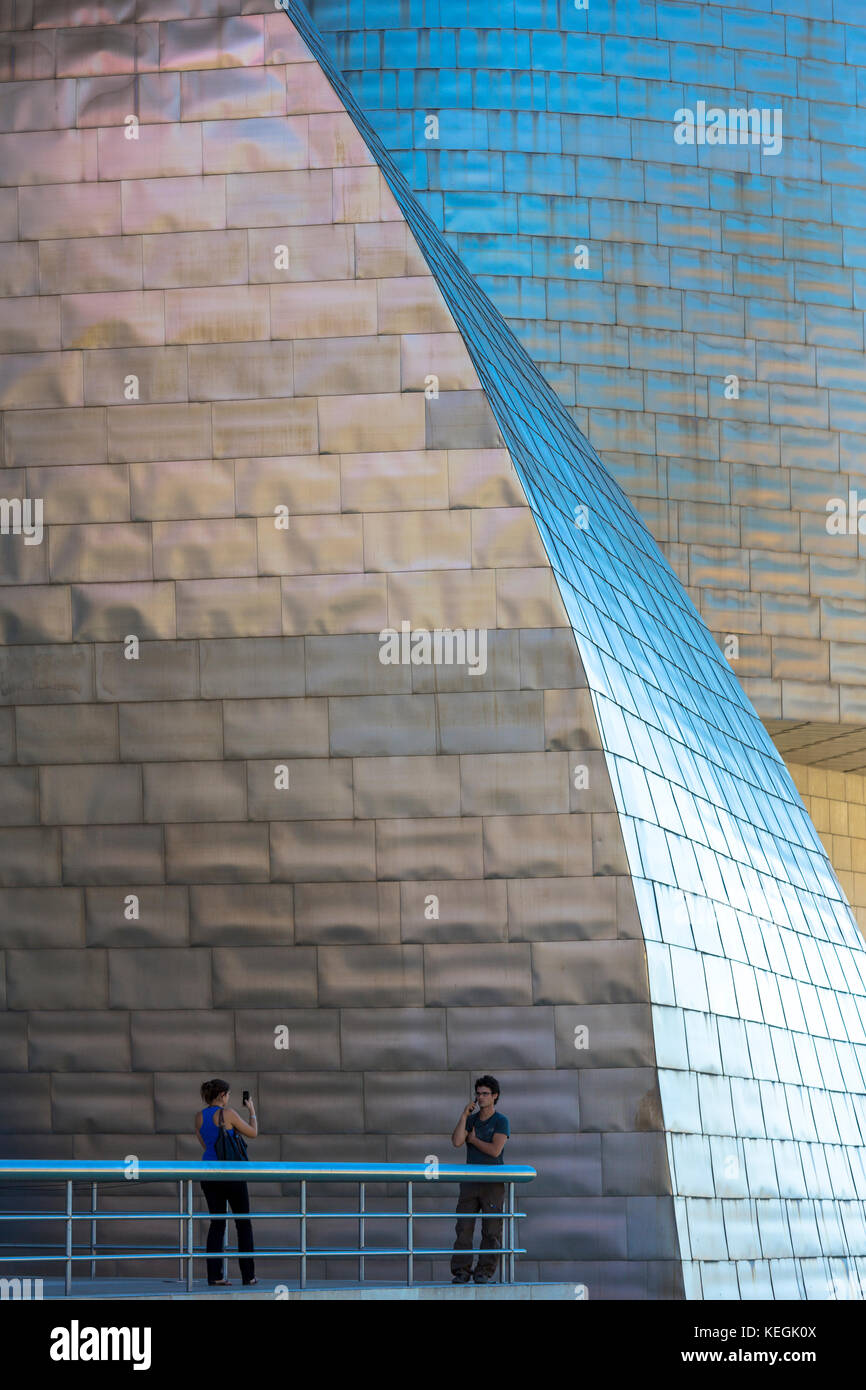 Touristen, die im Guggenheim Museum in Bilbao, Baskenland, Spanien fotografieren Stockfoto