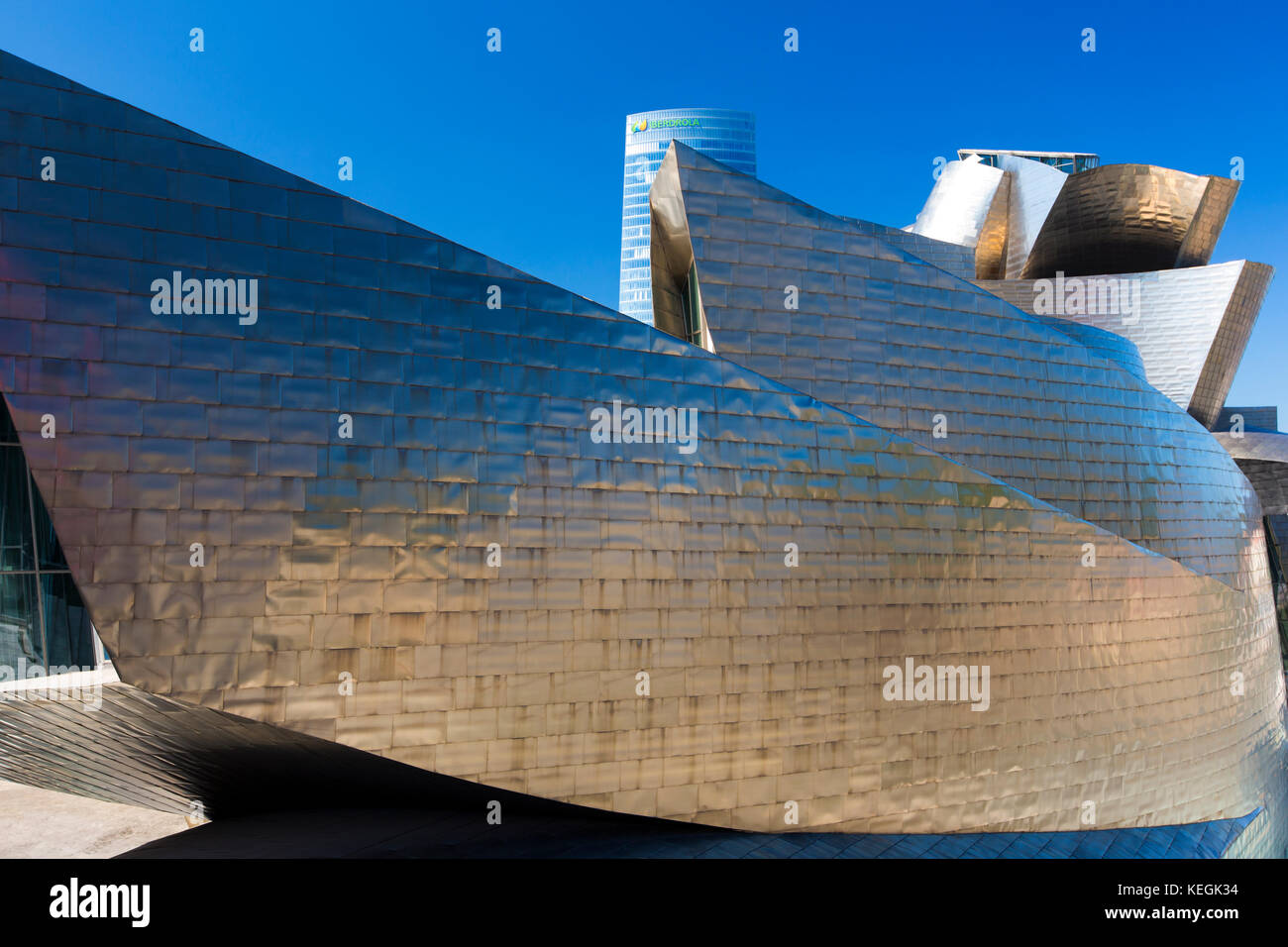 Das Guggenheim Museum des Architekten Frank Gehry futuristisches Design aus Titan und Glas und Iberdrola Tower im Hintergrund in Bilbao, Spanien Stockfoto