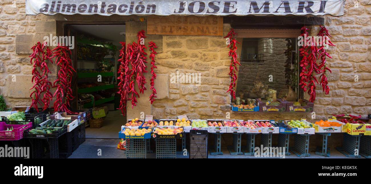 Rote Chilis, frisches Gemüse und Obst angezeigt außerhalb Alimentación Jose Mari essen Shop in Laguardia, Rioja-Alavesa, Spanien Stockfoto