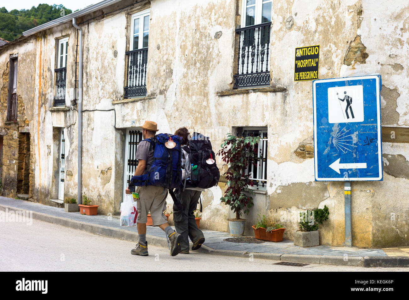 Paar pass auf Camino de Santiago Pilgerweg nach Santiago de Compostela bei Triacastela in Galizien, Spanien Stockfoto