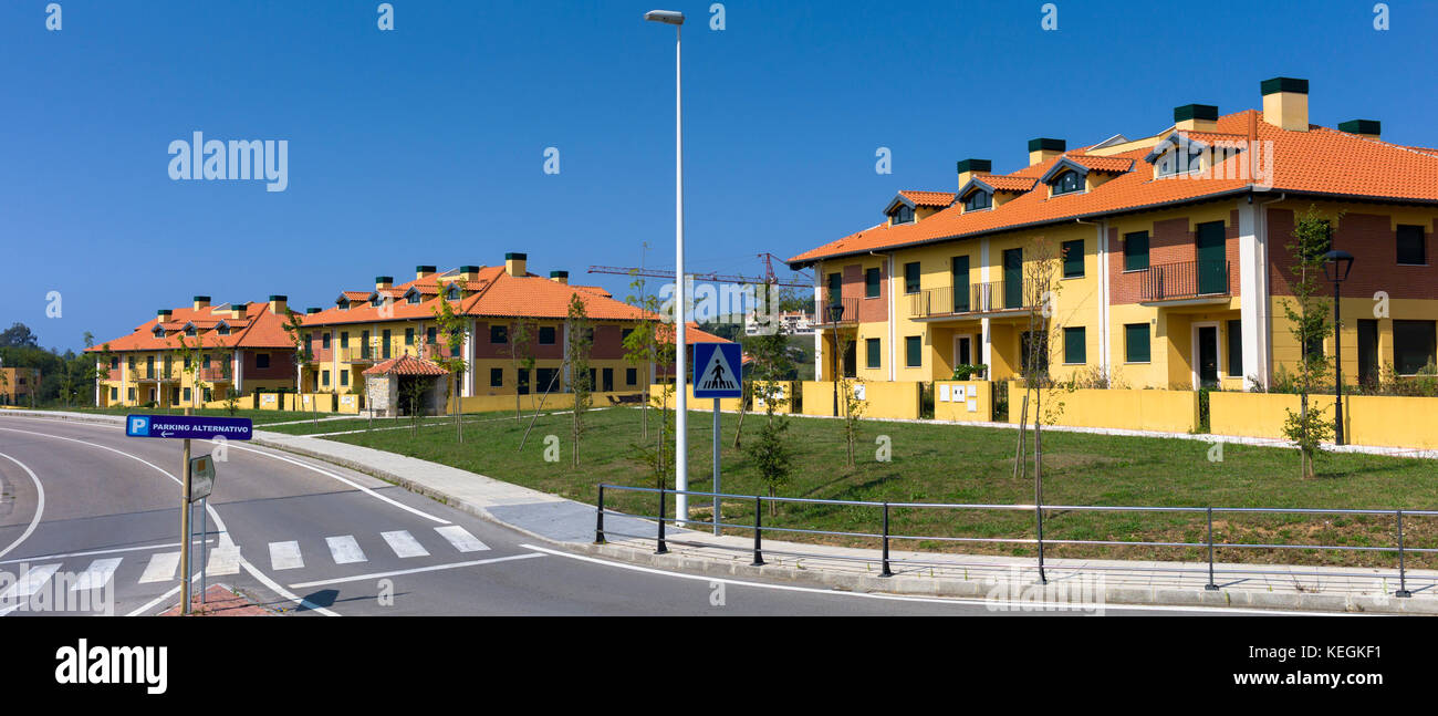 Neue Wohnsiedlung ein Zeichen für die wirtschaftliche Entwicklung in Comillas, Kantabrien, Nordspanien Stockfoto