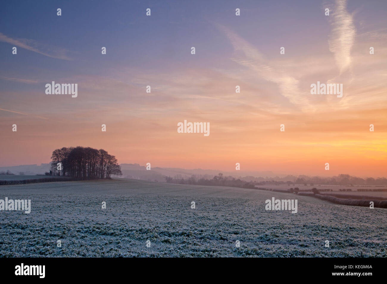 Ein winter Sonnenaufgang im Wylye Valley, Wiltshire. Stockfoto