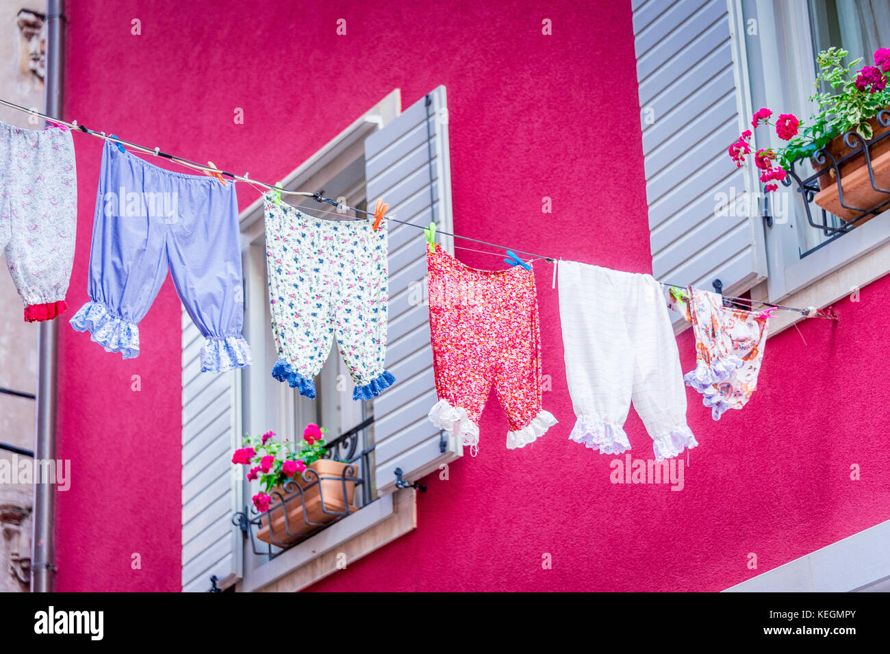 Abstrakte Kunst und bunte Häuser in Split, Kroatien Stockfoto