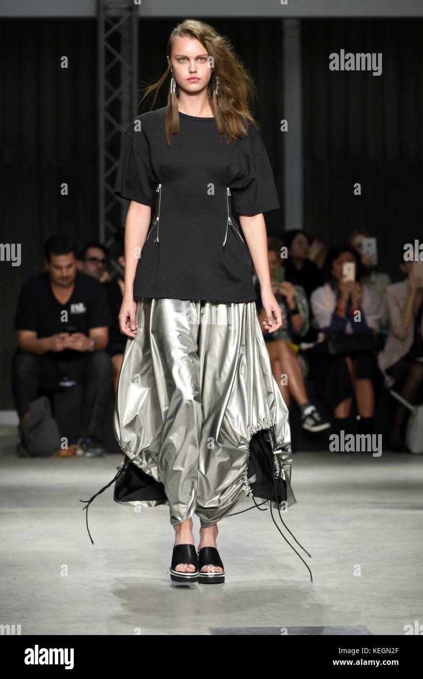 Milan Fashion Week Frühjahr/Sommer 2018 - Atsushi Nakashima - Laufsteg Mit: Model Where: Milan, Italien When: 20 Sep 2017 Credit: IPA/WENN.com ***Nur für die Veröffentlichung in Großbritannien, USA, Deutschland, Österreich, der Schweiz erhältlich Stockfoto