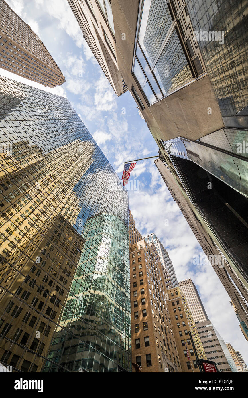 Manhattan skysrapers Low Angle View mit USA-Flagge in der Mitte Stockfoto