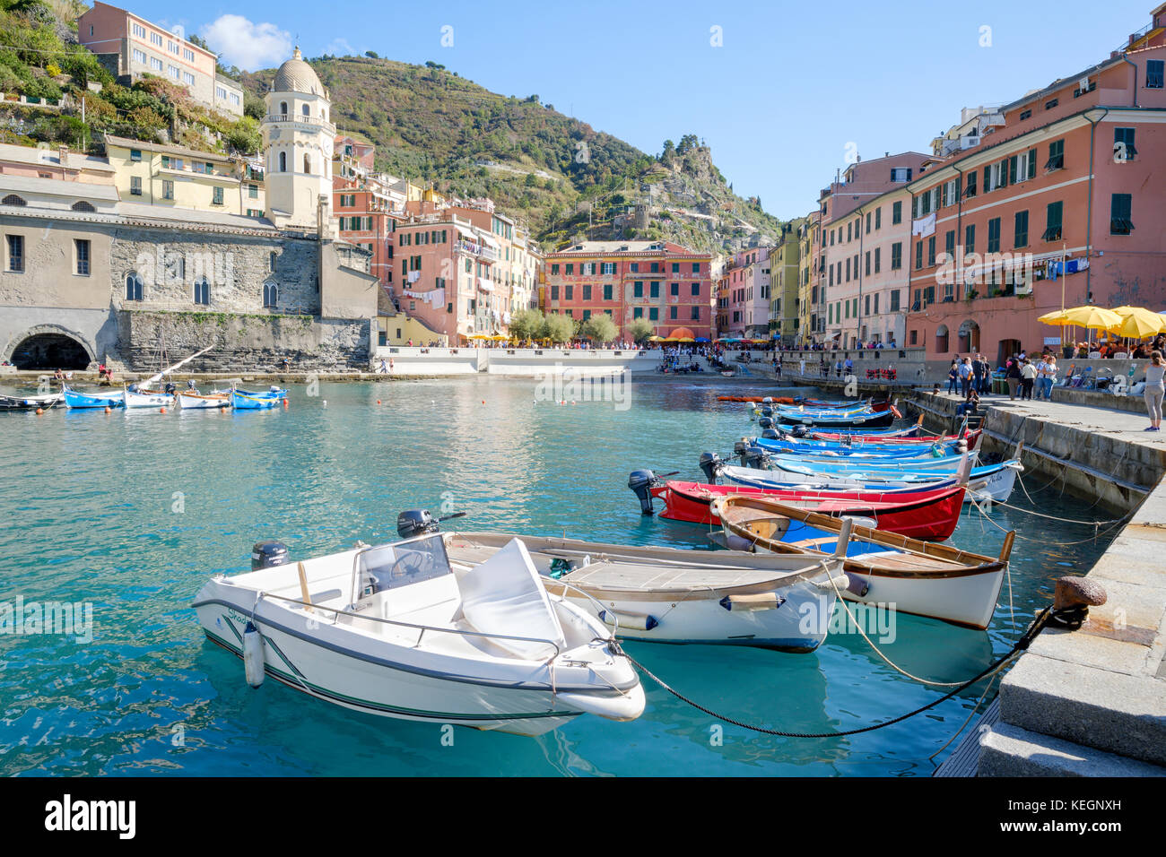 Hafen in Vernazza, Cinque Terre, Ligurien, Italien Stockfoto
