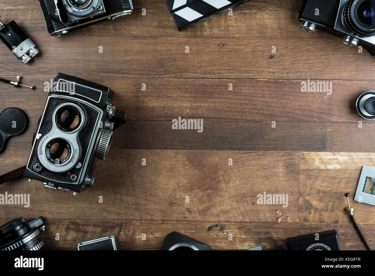 Twin Lens Reflex vintage Kamera auf einem hölzernen Hintergrund Stockfoto
