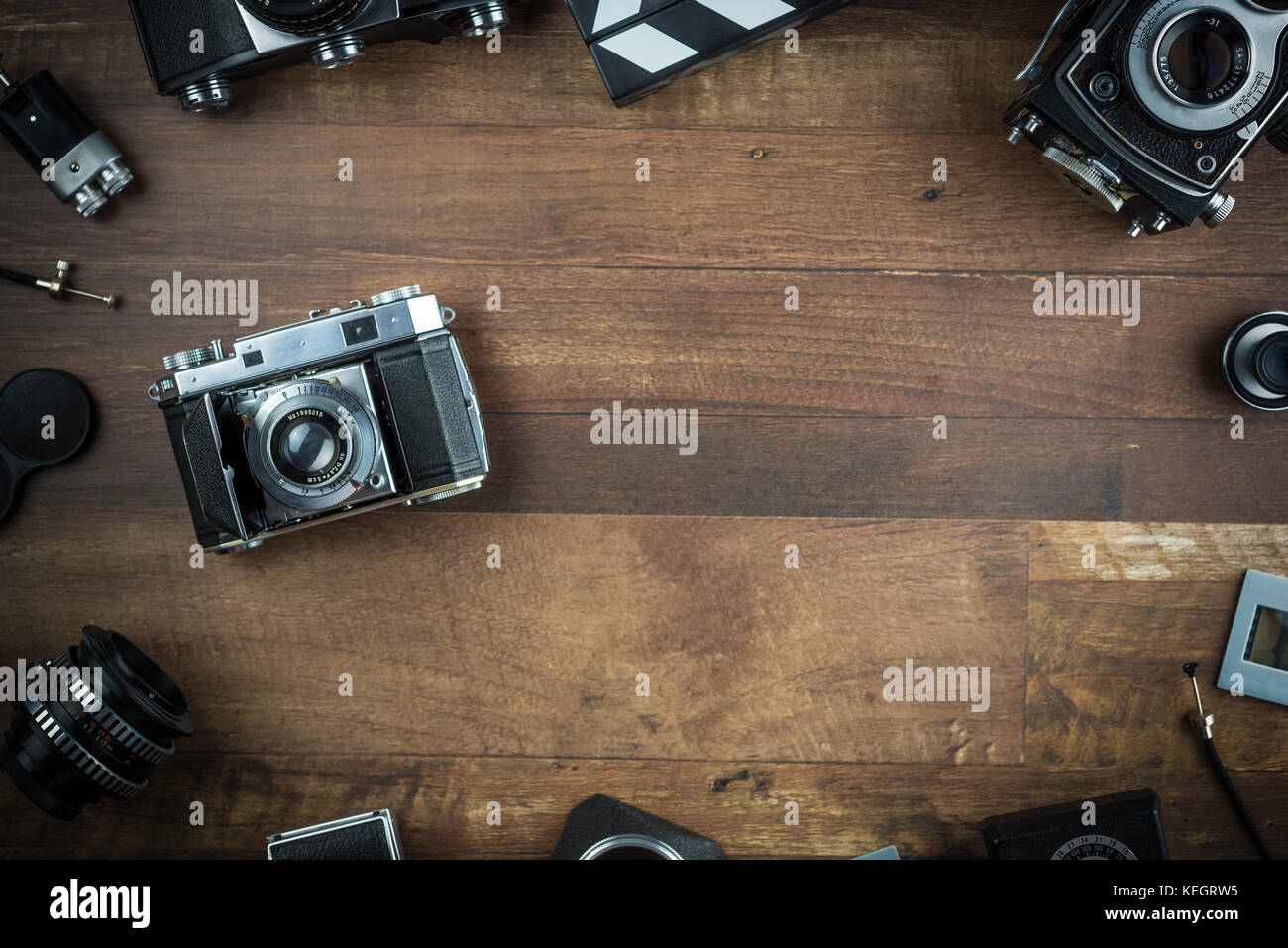 Vintage Single Lens Reflex falten Kamera auf einem hölzernen Hintergrund Stockfoto