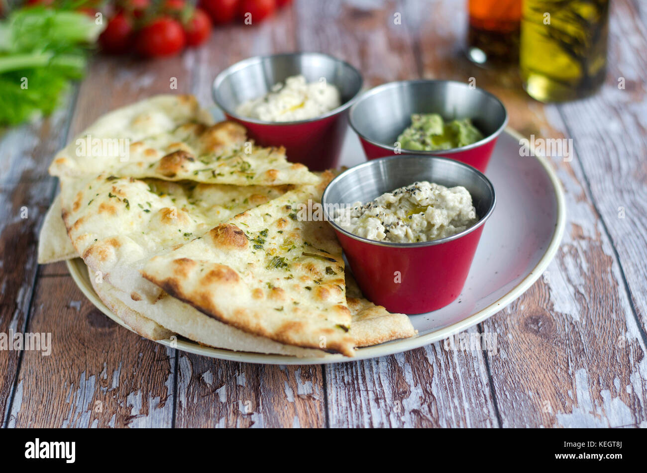 Frisch Knoblauchbrot mit einer Vielzahl von Dips gemacht Stockfoto