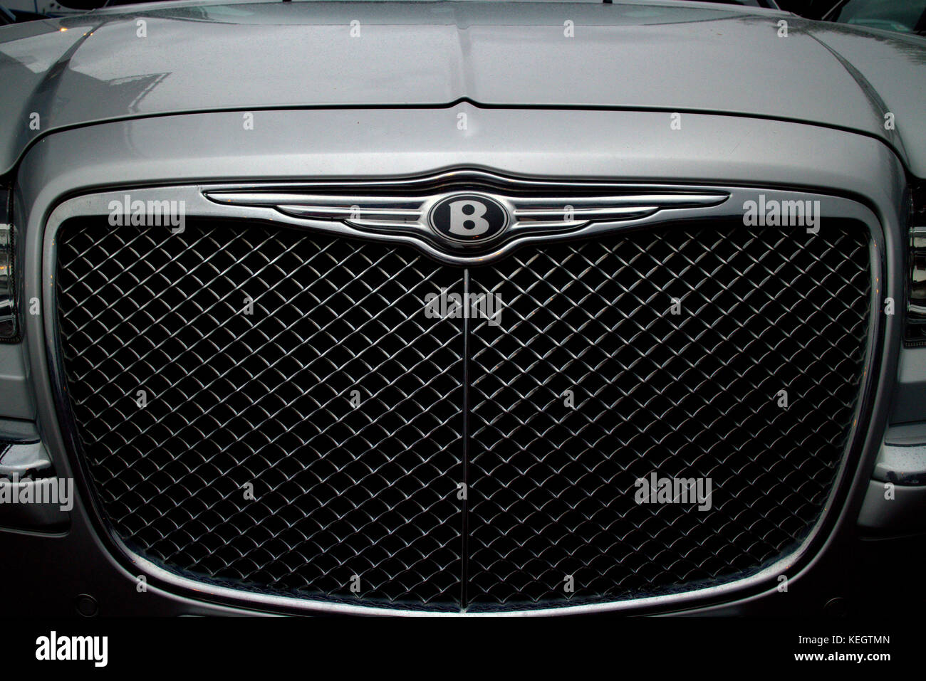 Monochrom grauen Bentley Auto der Kühler motor Kunst logo Emblem b Stockfoto