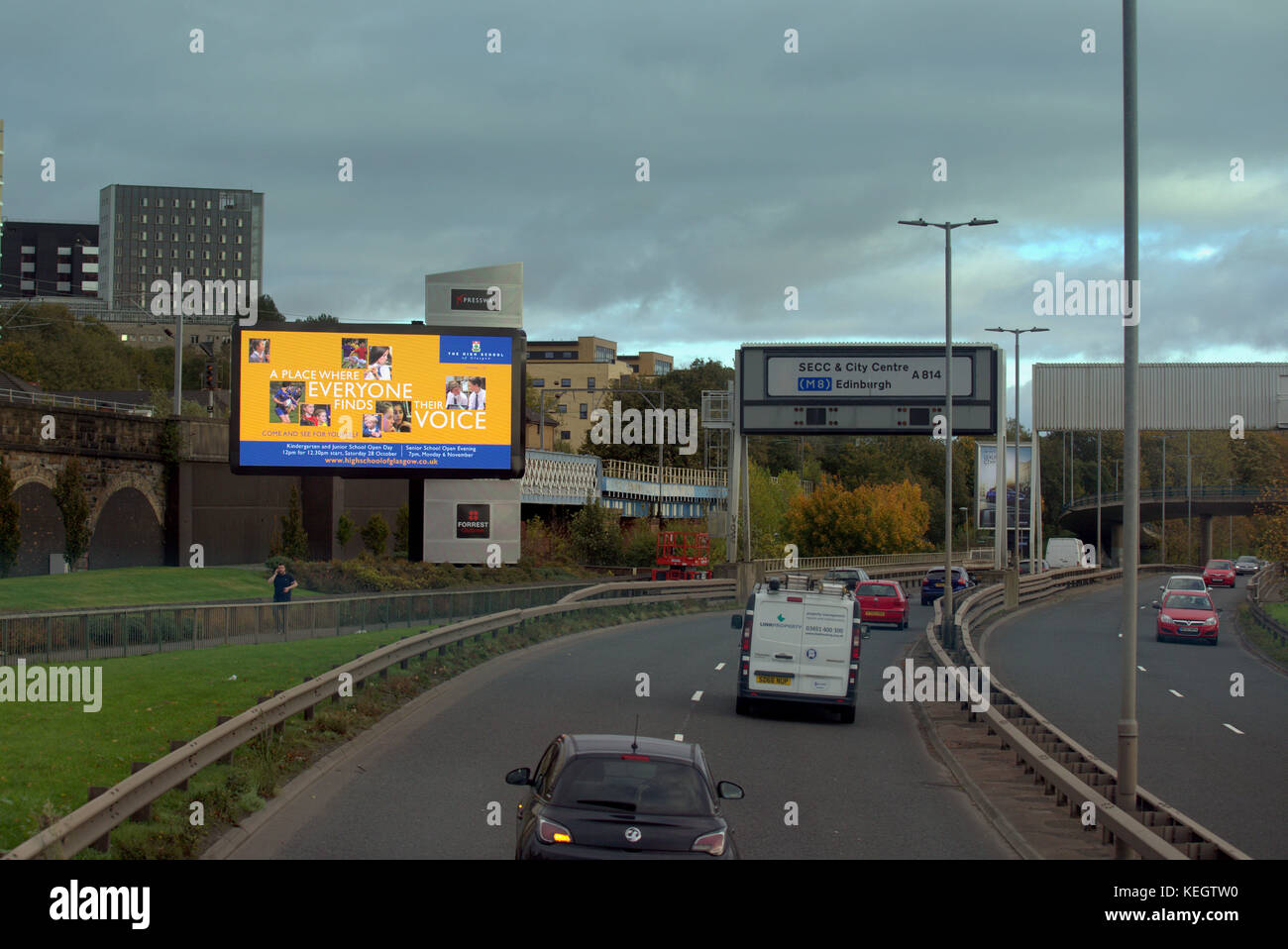 Elektronische Werbung Heavy Traffic clydeside Autobahn A 814 vorbei an der sek Glasgow Stockfoto