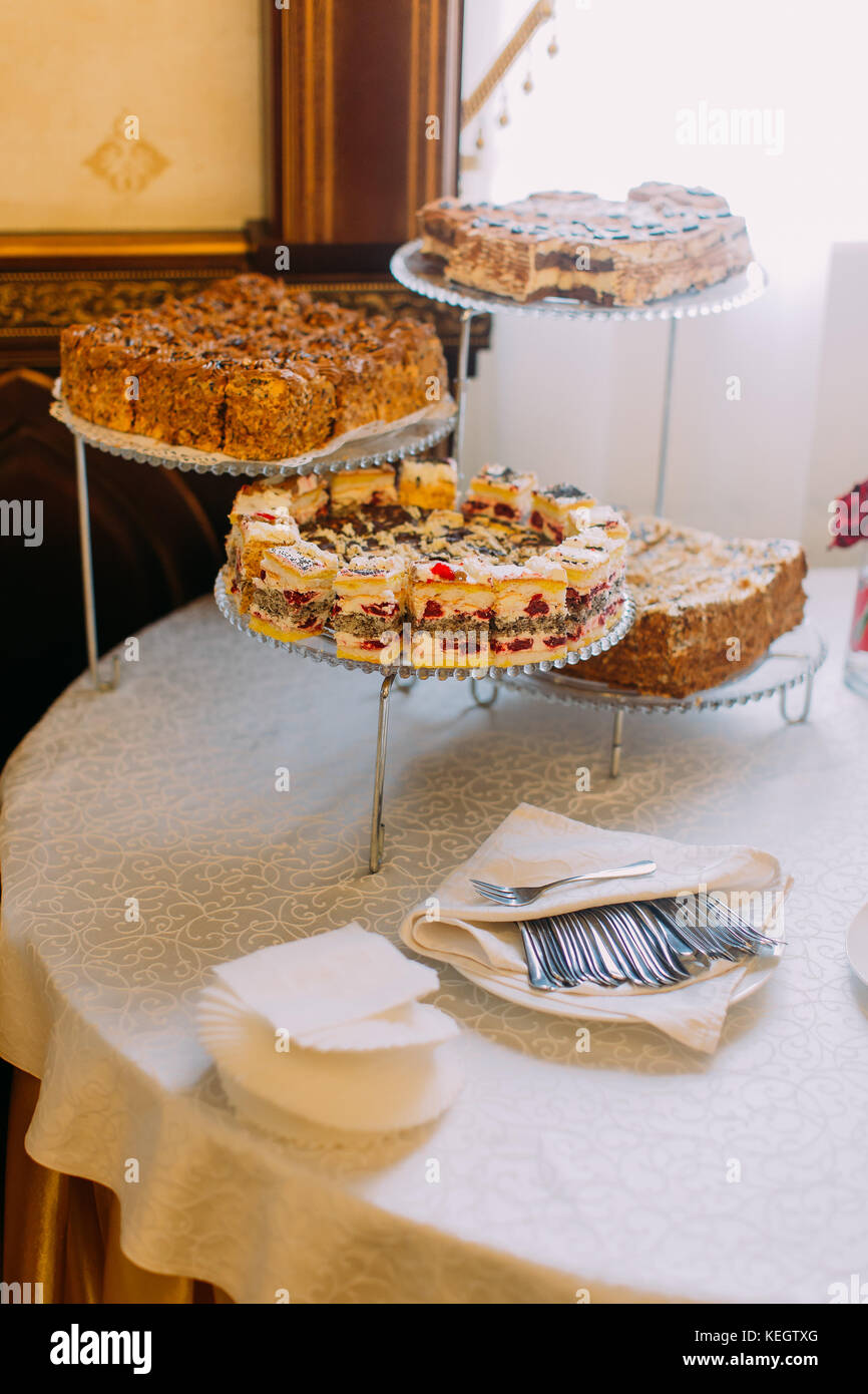 Vertikale Ansicht der verschiedenen Kuchen auf der desset steht. Stockfoto
