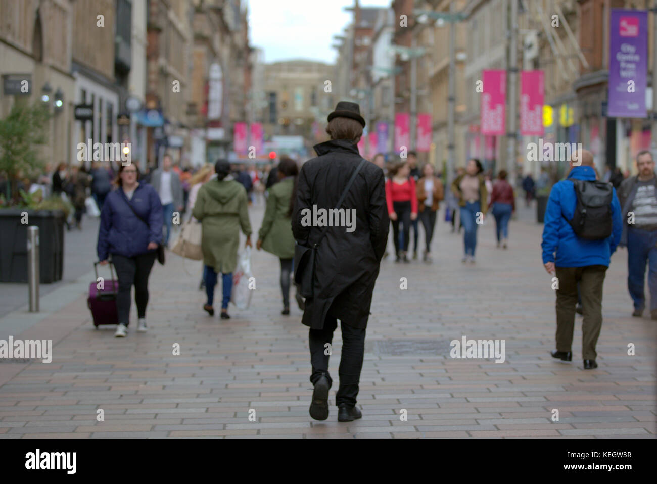 Trendige stilvolle gut gekleidet modische Mann in einen Hut von hinten in der Buchanan Street Glasgow gesehen der Stil Meile Stockfoto
