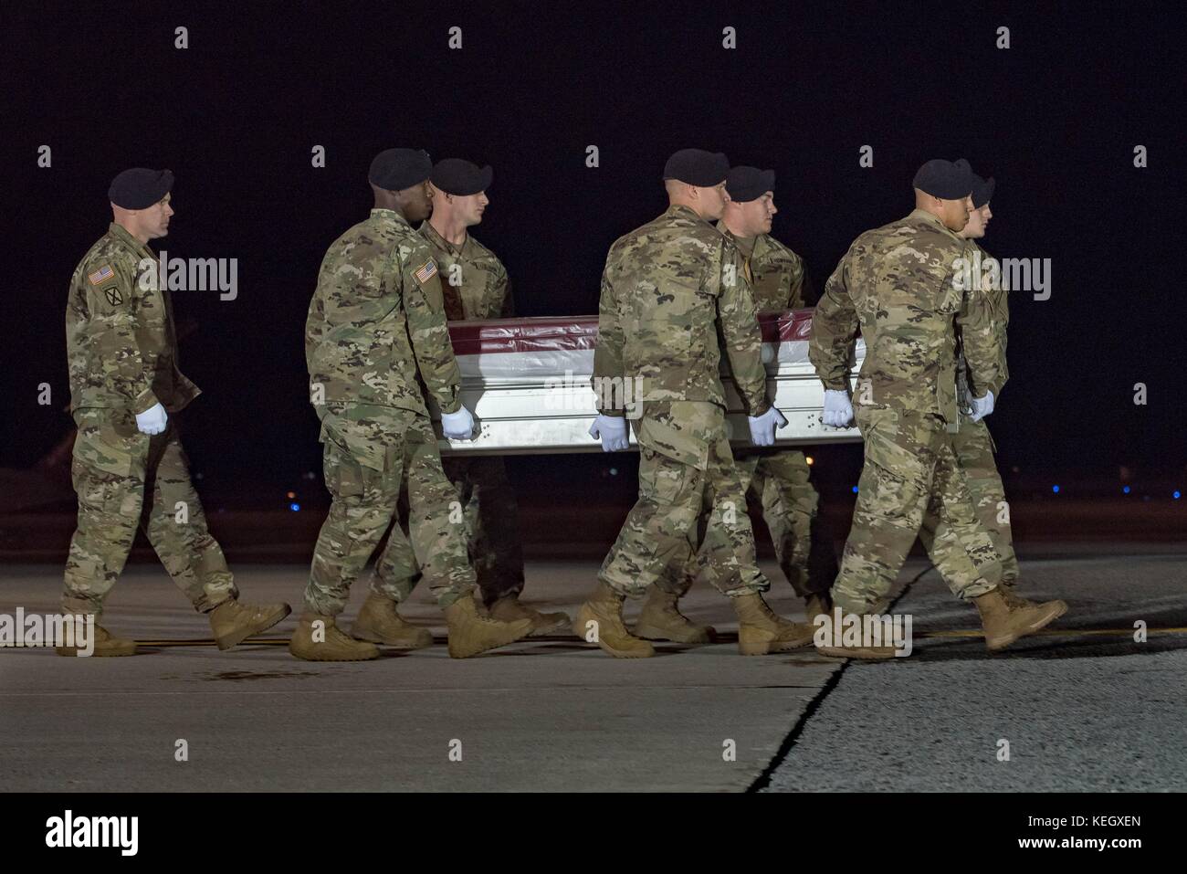 US-Soldaten des 3. Infanterieregiments tragen den mit Fahnen überzogenen Sarg des Stabsgebers Dustin M. Wright aus Lyon, Georgia während eines würdevollen Transfers auf der Dover Air Force Base am 5. Oktober 2017 in Dover, Delaware. Wright, ein Mitglied der Spezialkräfte, wurde am 4. Oktober in Niger getötet. Stockfoto