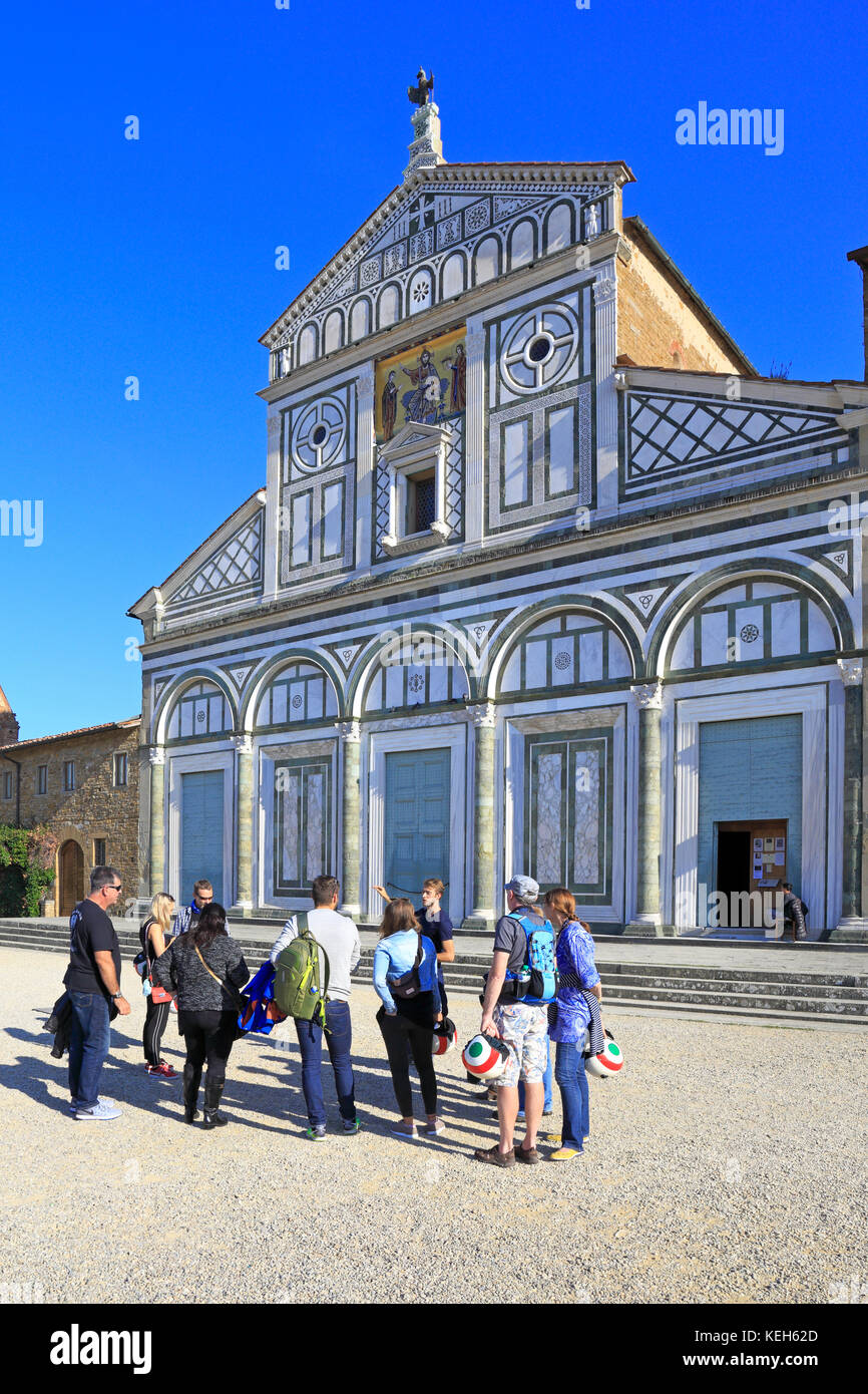 Touristen mit Führung vor der Basilika San Miniato al Monte, Florenz, Toskana, Italien, Europa Stockfoto