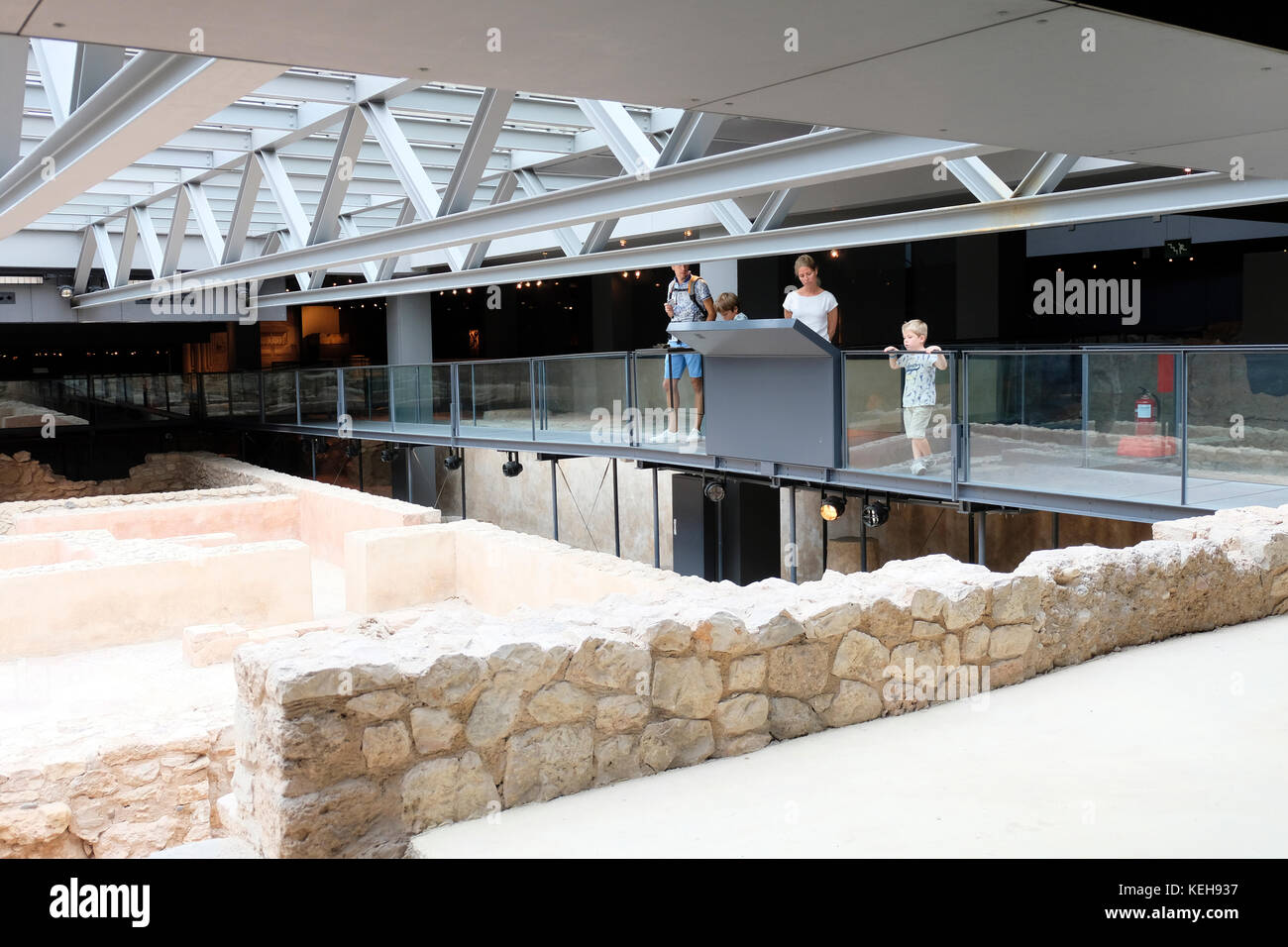 Familie mit Blick auf die römischen Überreste in Almoina Archäologische Museum, Valencia, Spanien Stockfoto