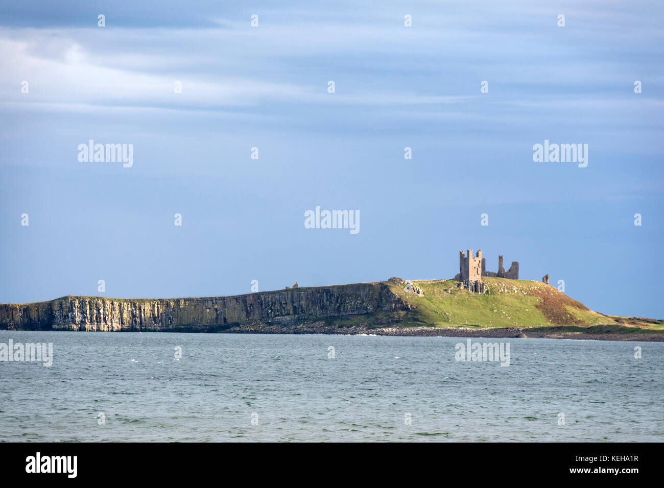 Blick über Embleton Bucht in Richtung Dunstanburgh Castle, Northumberland, England, Großbritannien Stockfoto