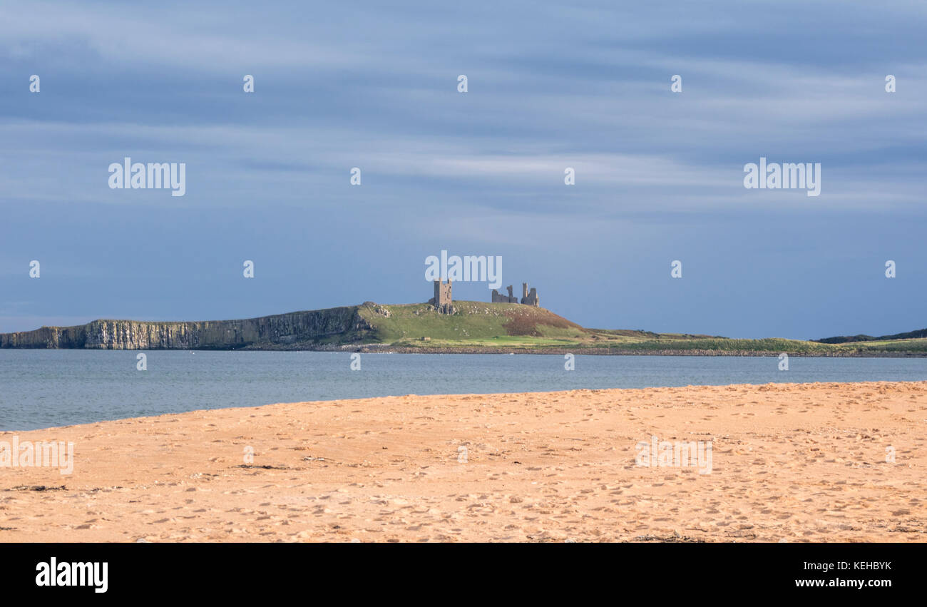 Blick über Embleton Bucht in Richtung Dunstanburgh Castle, Northumberland, England, Großbritannien Stockfoto