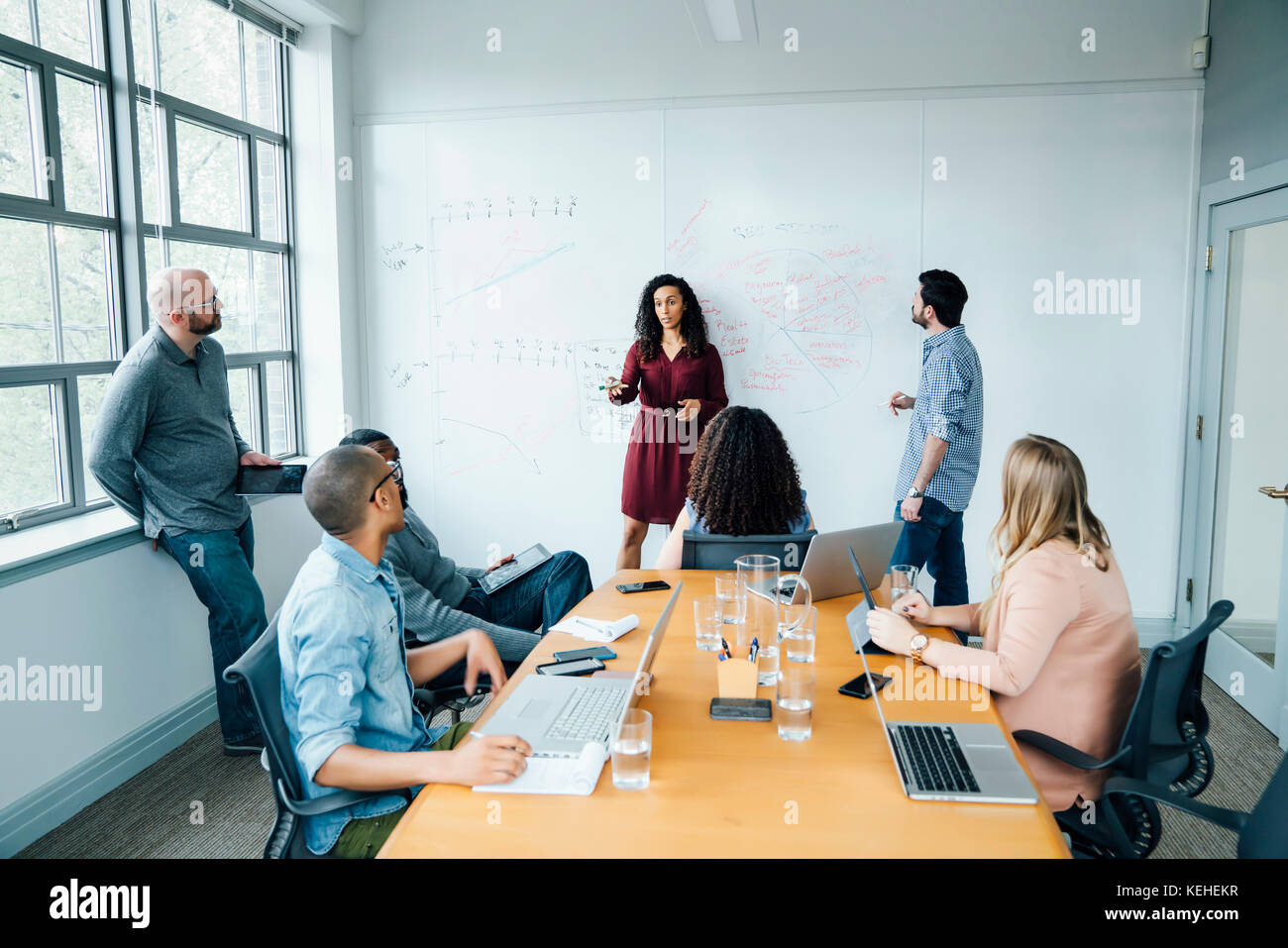Geschäftsleute, die Whiteboard in Meetings verwenden Stockfoto