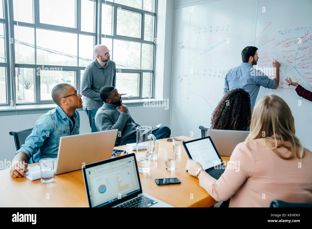 Geschäftsleute, die Whiteboard in Meetings verwenden Stockfoto