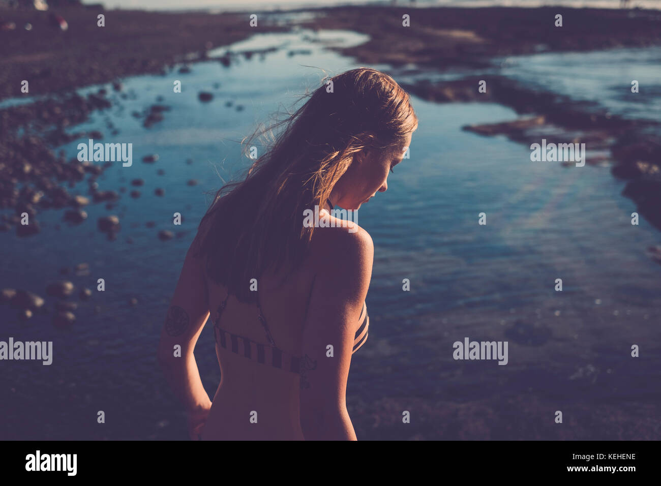 Kaukasische Frau, die auf den Strand schaut Stockfoto