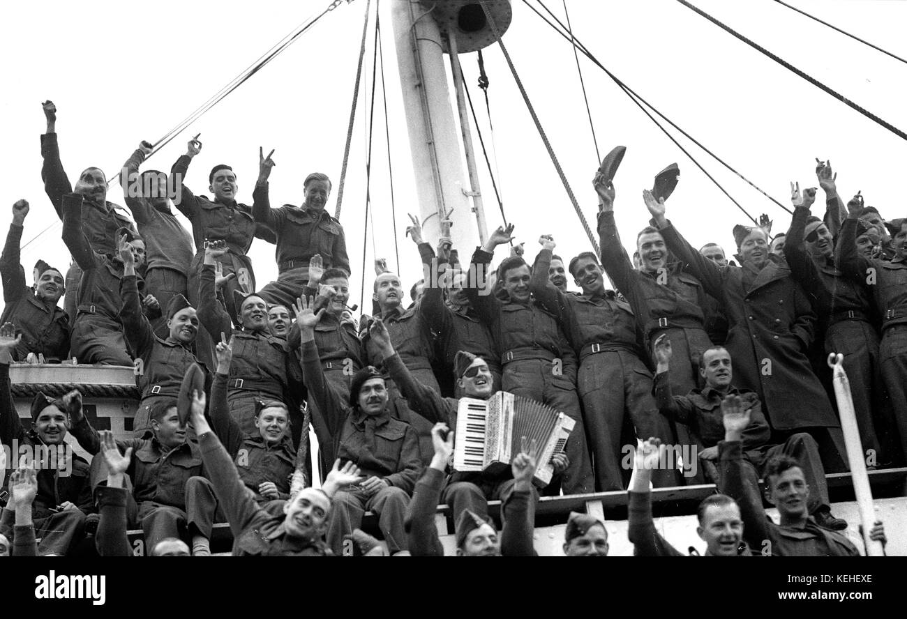 Britische Infanterie Soldaten Rückkehr an Bord Truppentransporter im Zweiten Weltkrieg Stockfoto