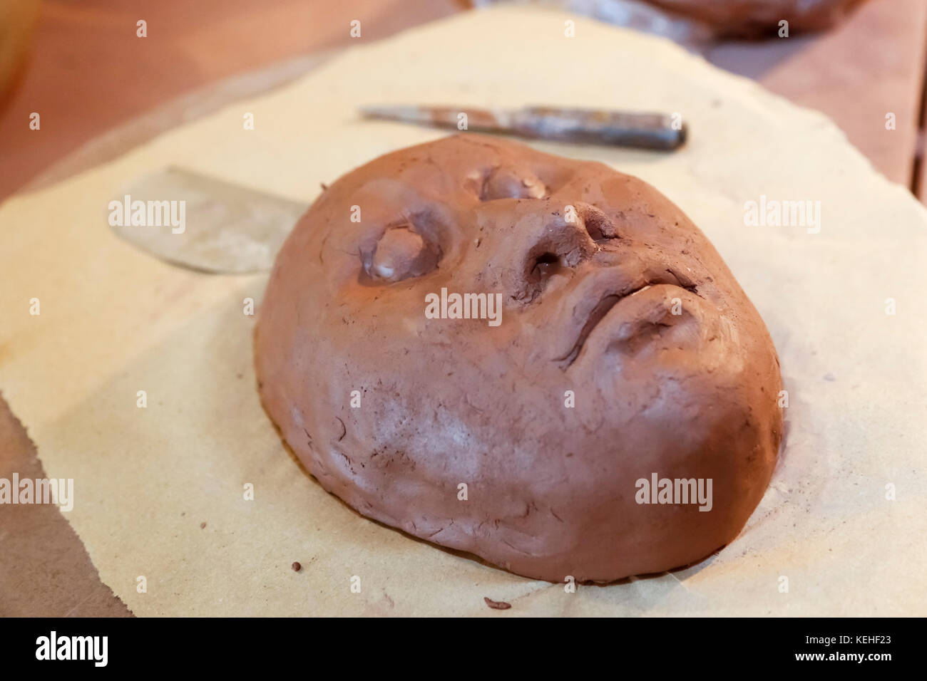 Tonmaske im Kunststudio Stockfoto