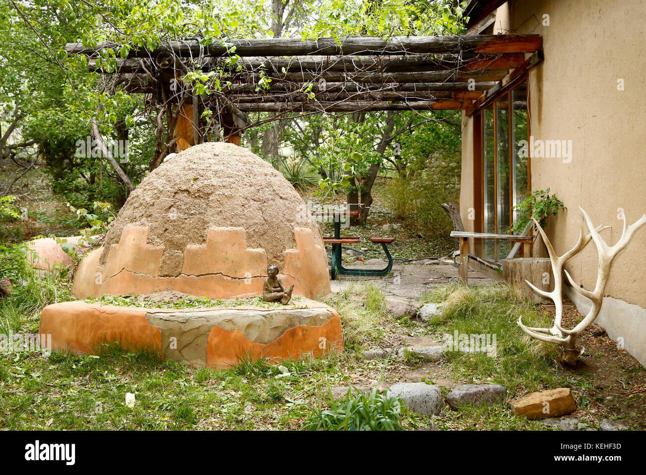 Backofen im Freien im Garten Stockfoto