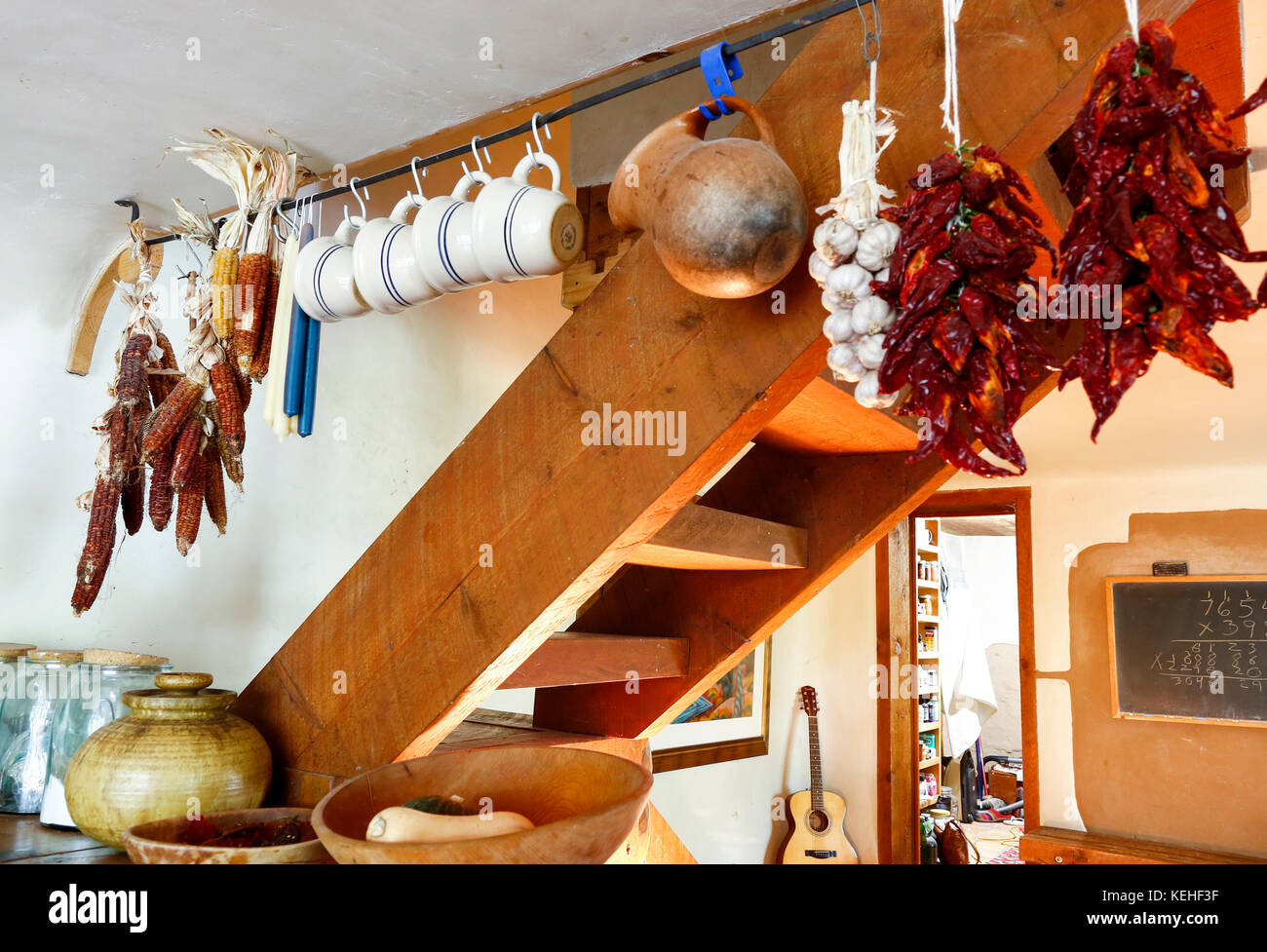 Tassen und getrocknete Lebensmittel hängen in der traditionellen einheimischen Küche Stockfoto