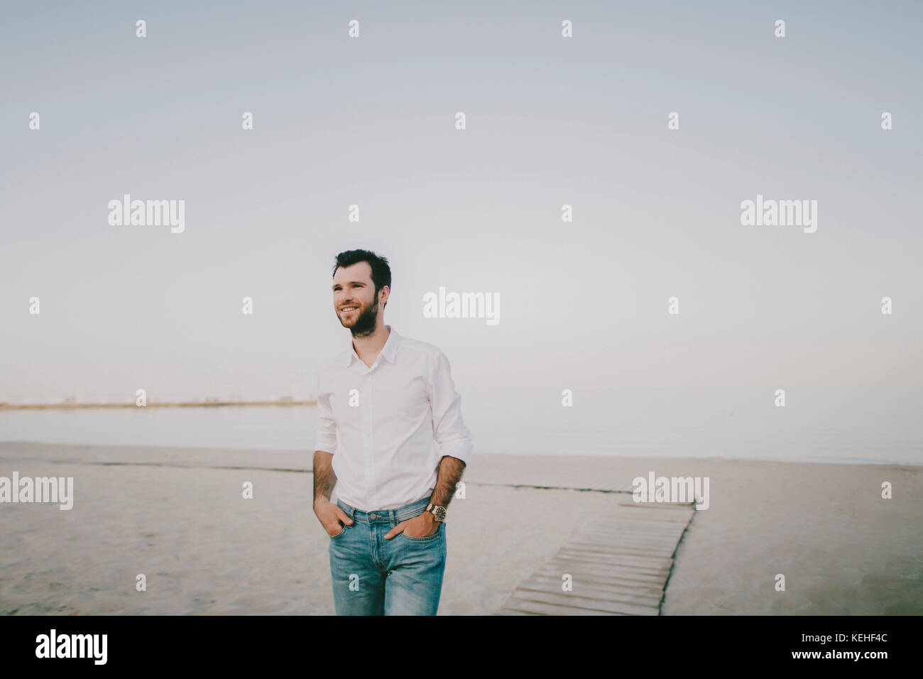 Kaukasischen Mann am Strand Stockfoto