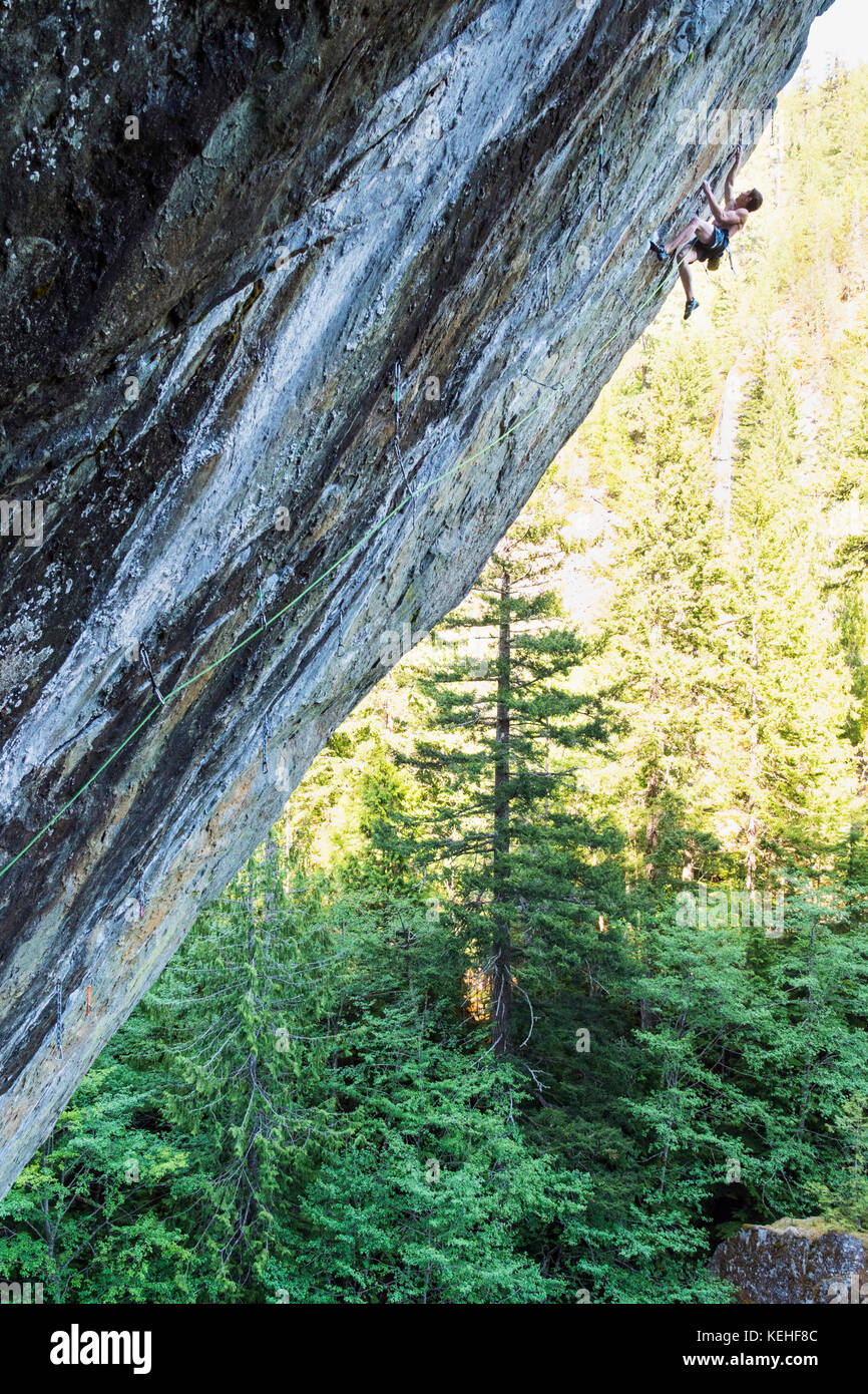 Kaukasischer Junge klettert auf Felsen Stockfoto