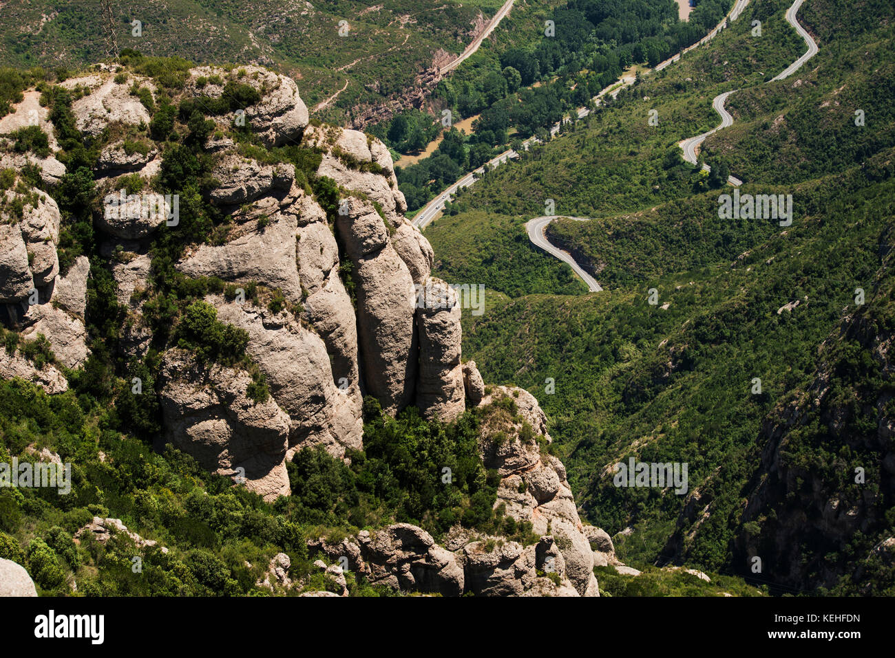 Felsformationen mit Blick auf die kurvenreiche Straße Stockfoto