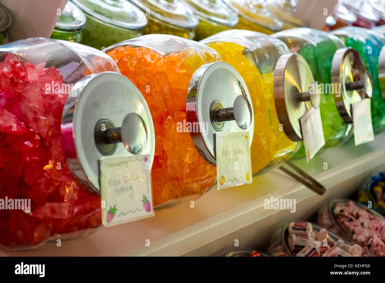 Mehrfarbige Süßigkeiten in Gläsern Stockfoto