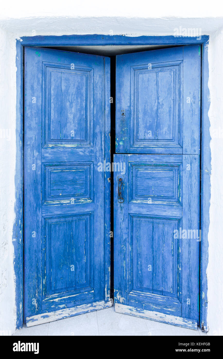 Abgenutzte blaue Türen Stockfoto