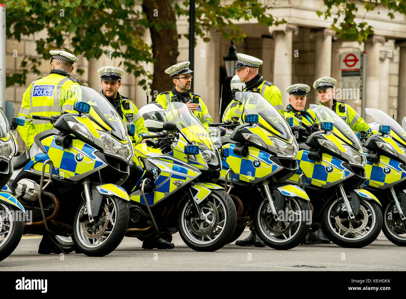 Polizei Motorradfahrer bereit Escort ein anti-government Protests März außerhalb der Downing Street, London, UK. Stockfoto