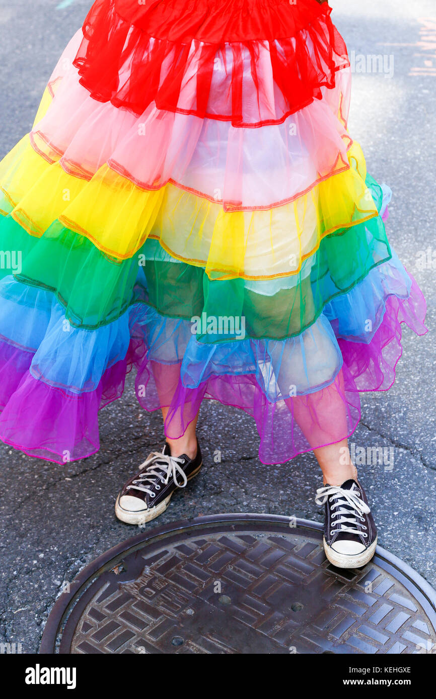 Person trägt Regenbogenrock Stockfoto