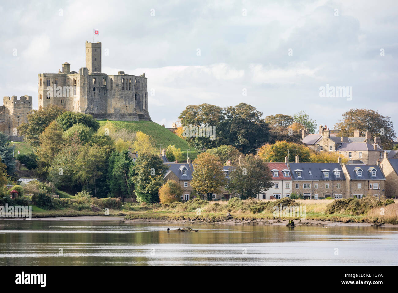 Warkworth Castle am Nachmittag und Blick auf den Fluß Coquet, Warkworth, Northumberland, England, Großbritannien Stockfoto