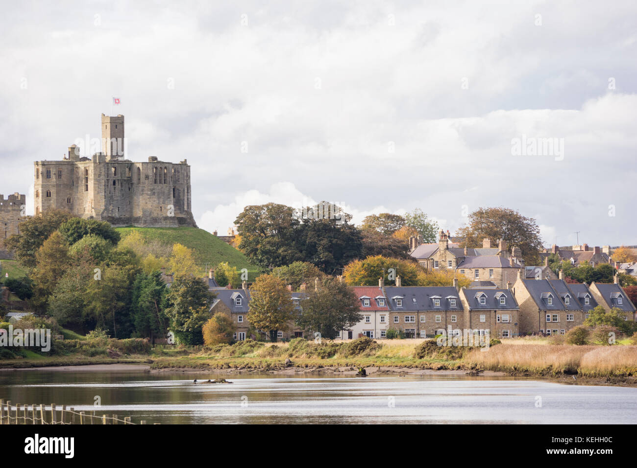 Warkworth Castle am Nachmittag und Blick auf den Fluß Coquet, Warkworth, Northumberland, England, Großbritannien Stockfoto