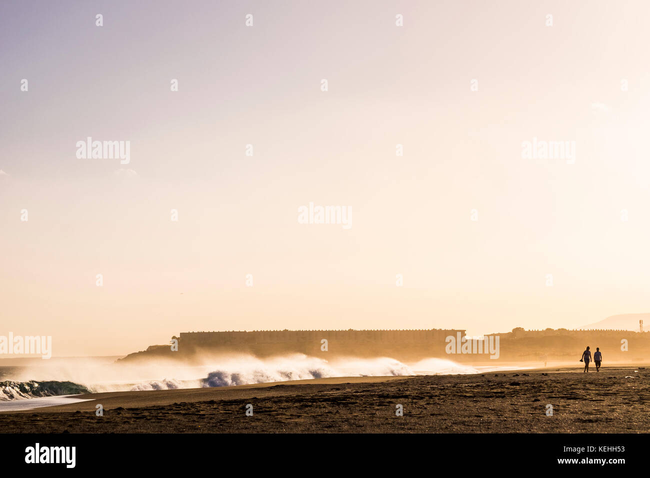 Weit entfernte Leute, die am Strand spazieren Stockfoto