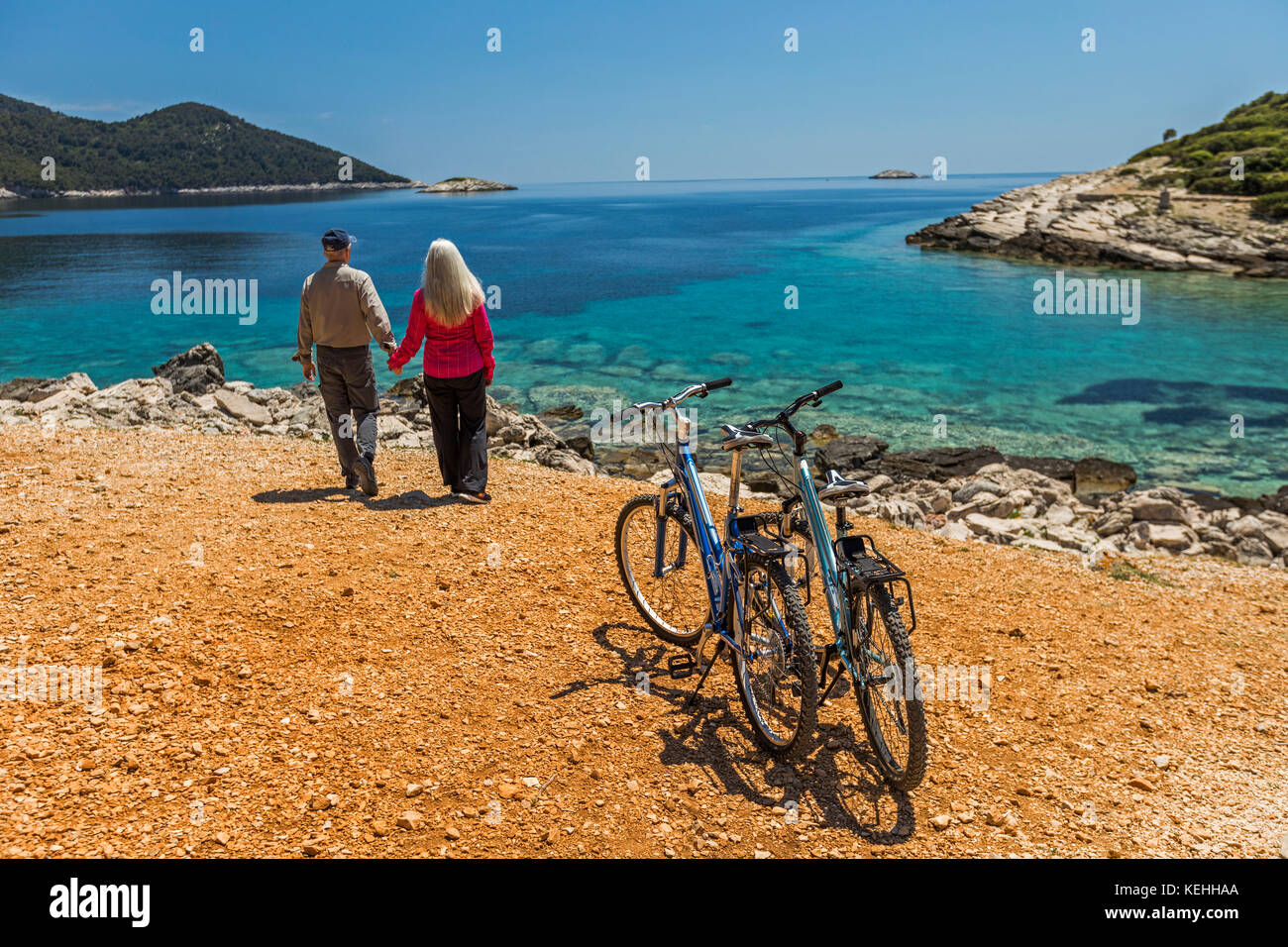 Kaukasisches Paar Hände in der Nähe des Sees Stockfoto