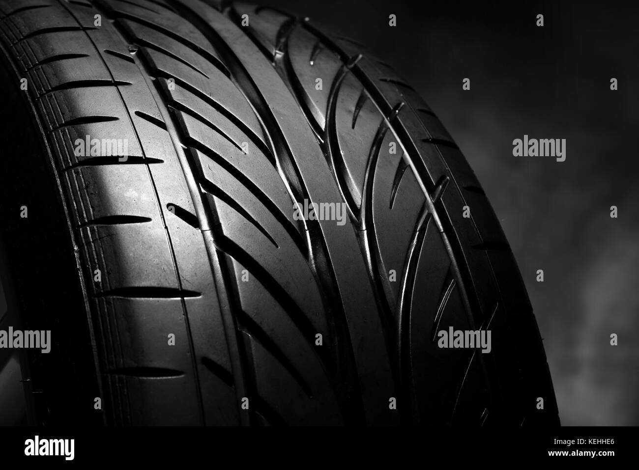 Auto Reifen auf einem dunklen Hintergrund. Stockfoto