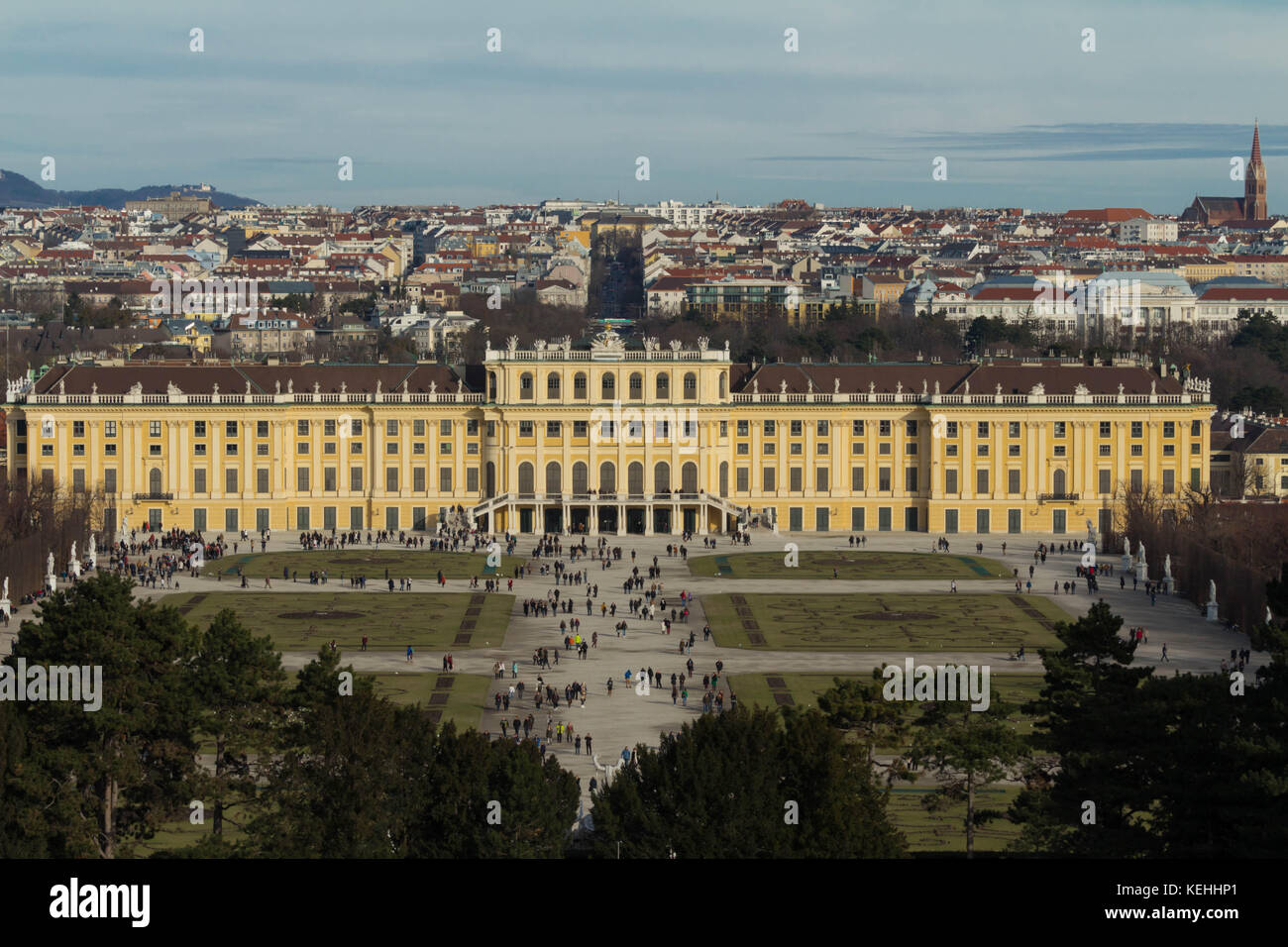 Das Schloss Schönbrunn ist eine ehemalige barocke kaiserliche Sommerresidenz in Wien. Stockfoto