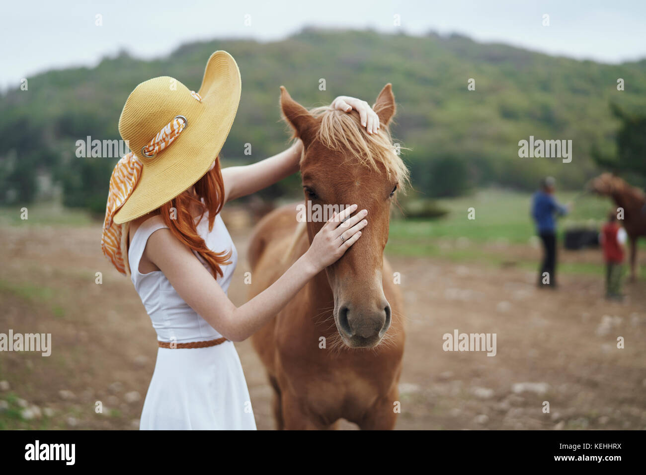 Frau Petting Pferd Stockfoto