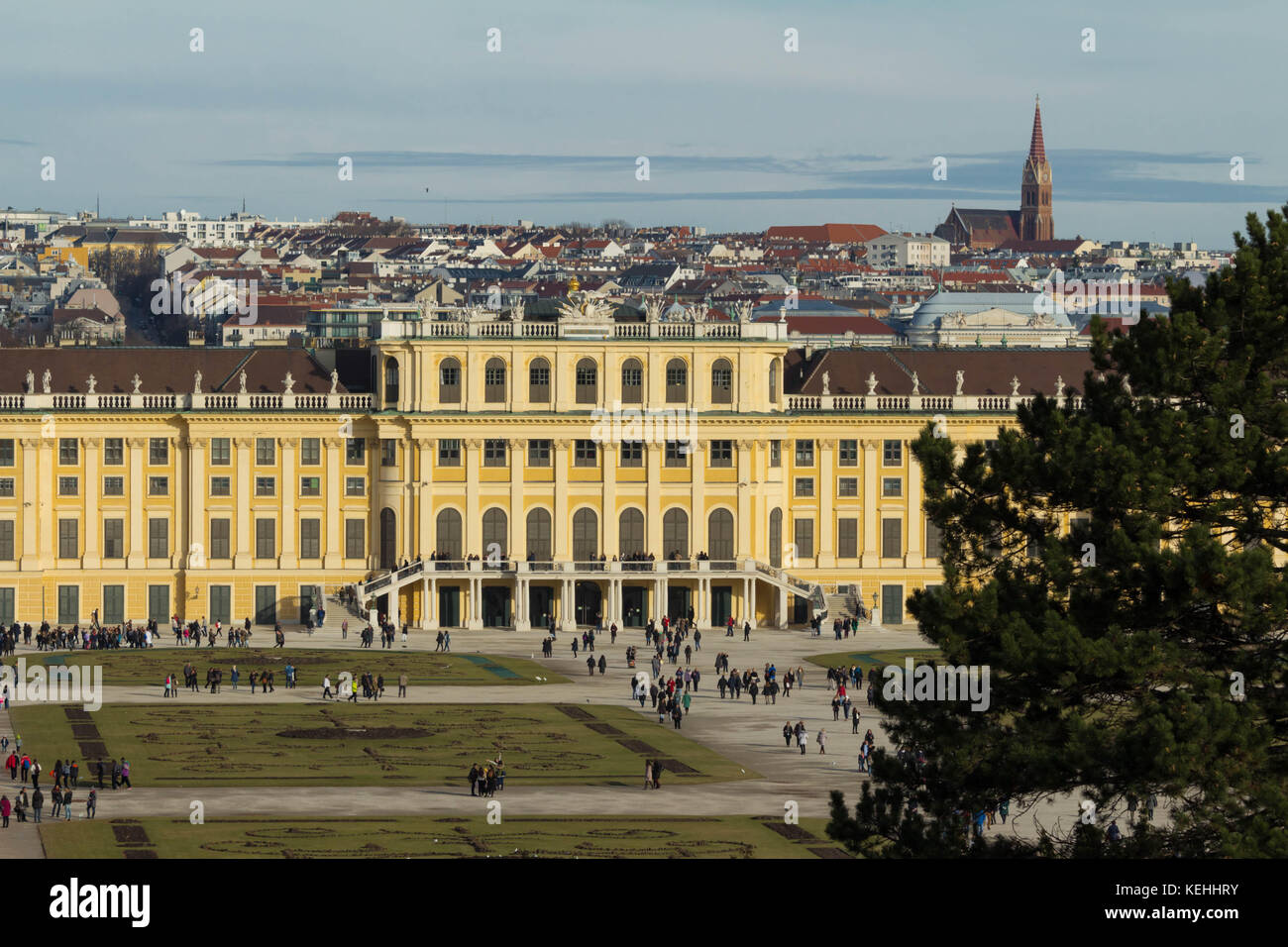 Das Schloss Schönbrunn ist eine ehemalige barocke kaiserliche Sommerresidenz in Wien. Stockfoto