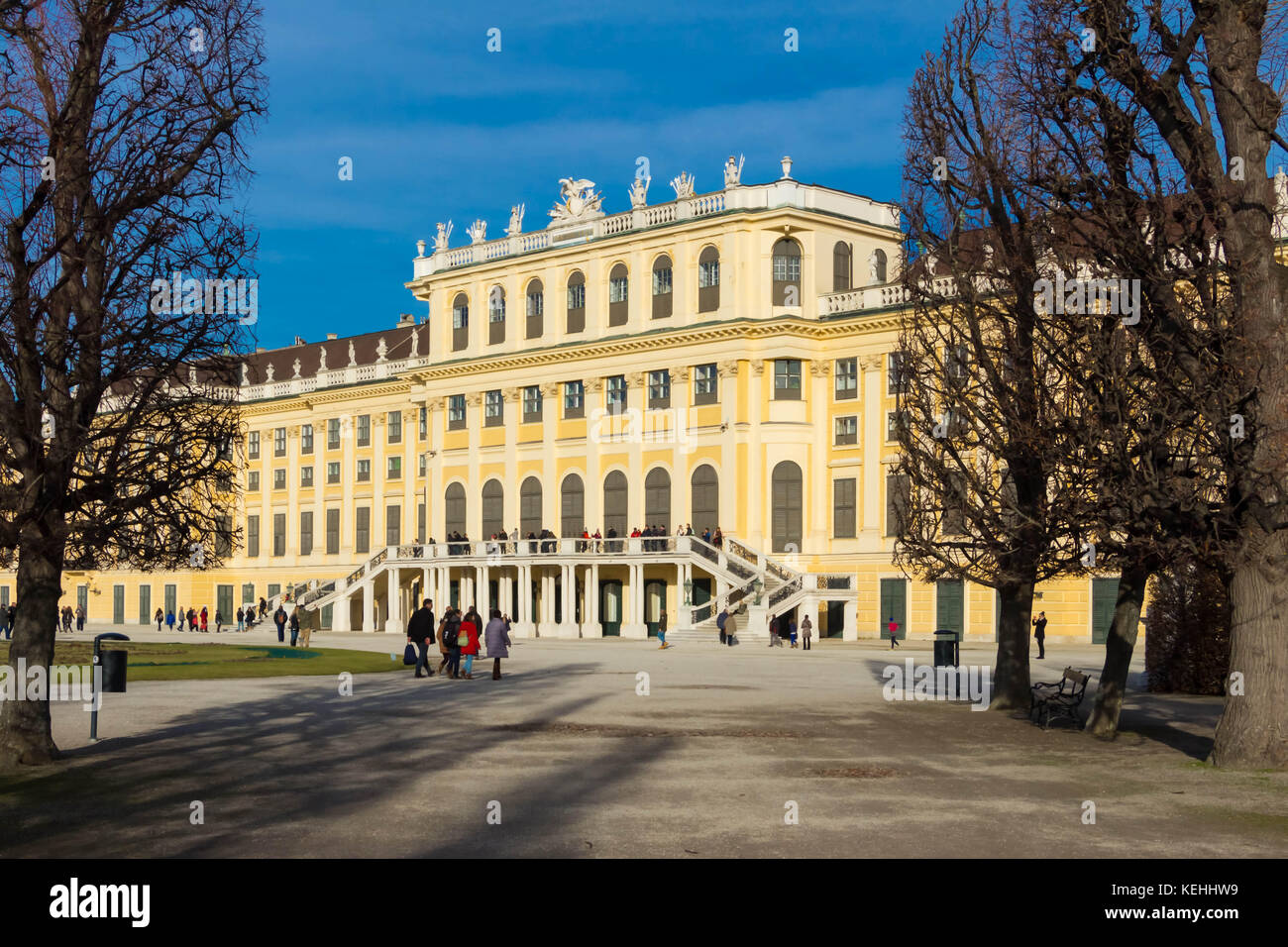 Das Schloss Schönbrunn ist eine ehemalige barocke kaiserliche Sommerresidenz in Wien. Stockfoto