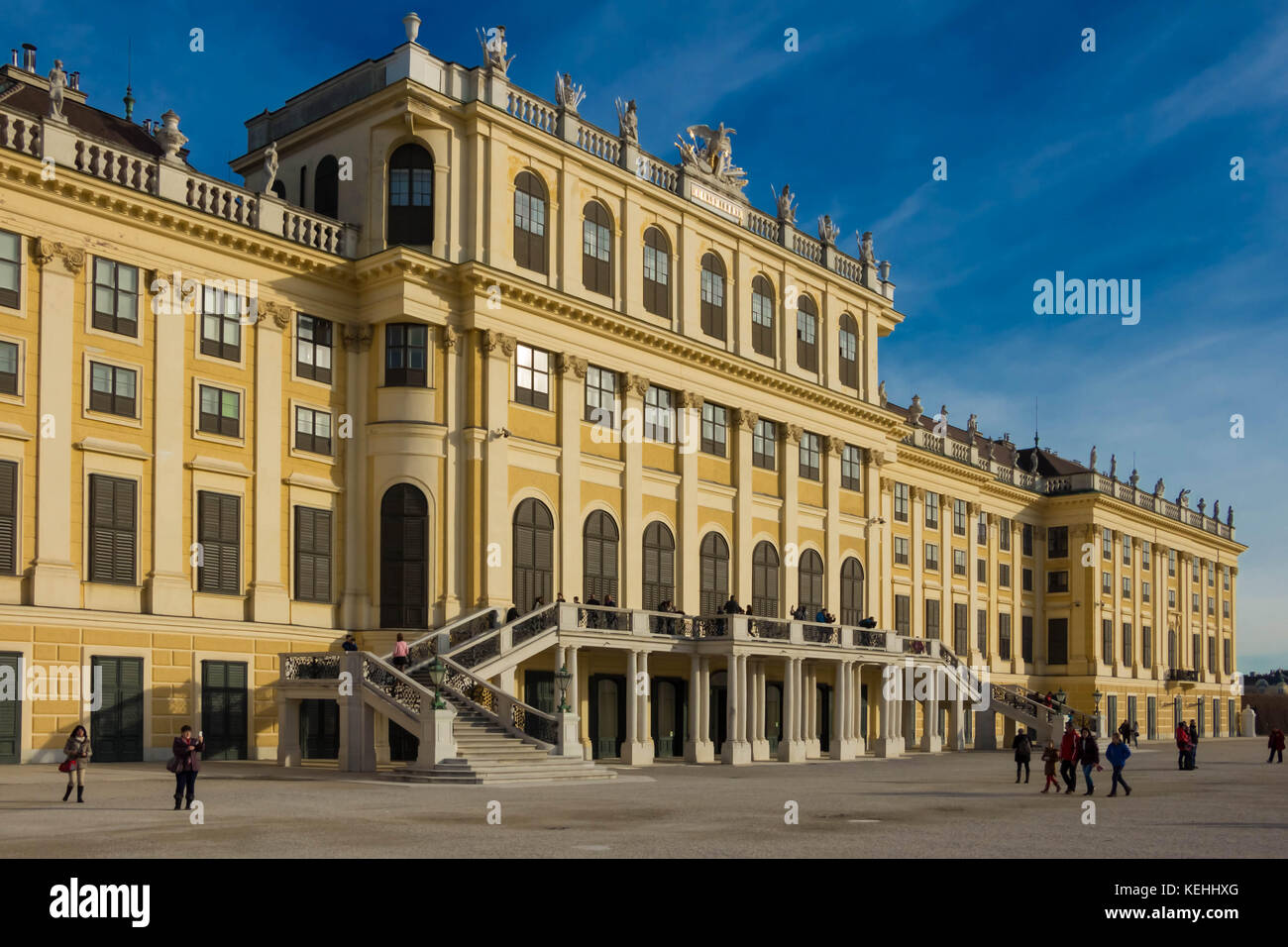 Das Schloss Schönbrunn ist eine ehemalige barocke kaiserliche Sommerresidenz in Wien. Stockfoto
