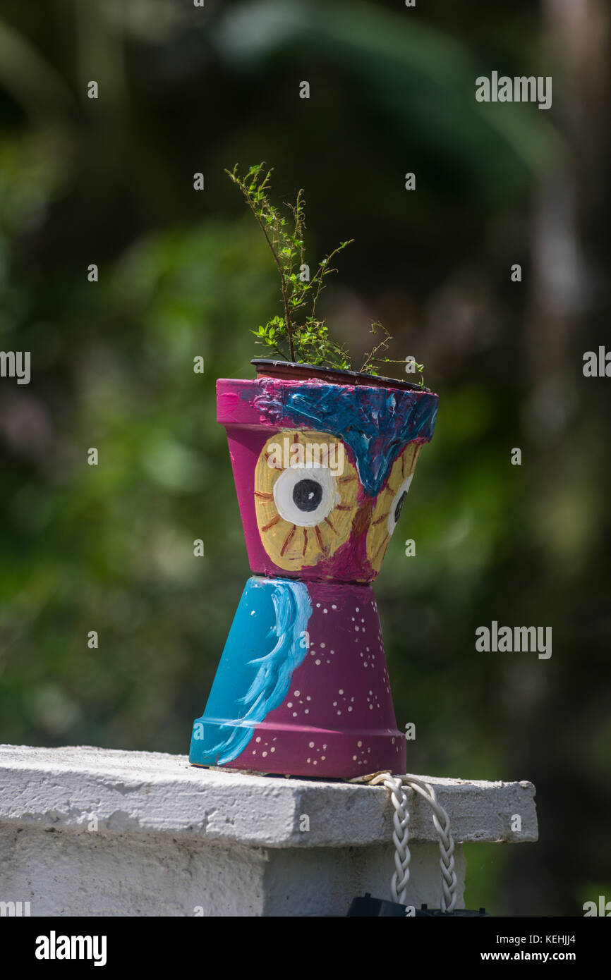 Garten Dekor Ideen von Engel zu malen Blumentöpfe Stockfoto