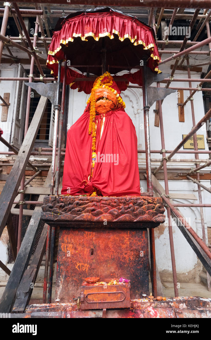 Statue von Hanuman, einer hinduistischen Gottheit, König der Affen, per Post Erdbeben Gerüst umgeben. Alten Königspalast, Kathmandu. Stockfoto