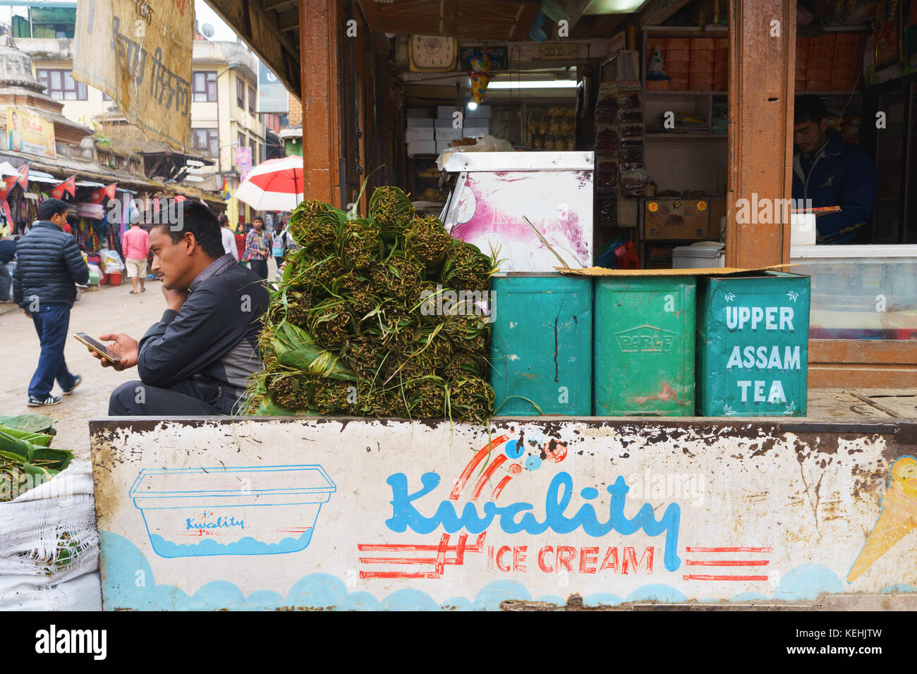 Produzieren Verkäufer mit seinem Mobiltelefon, Kathmandu, Nepal. Stockfoto